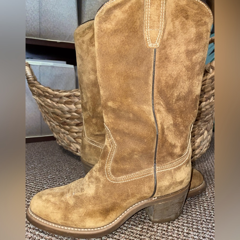 Woman’s Vibram bottom, leather boots. Size 6
